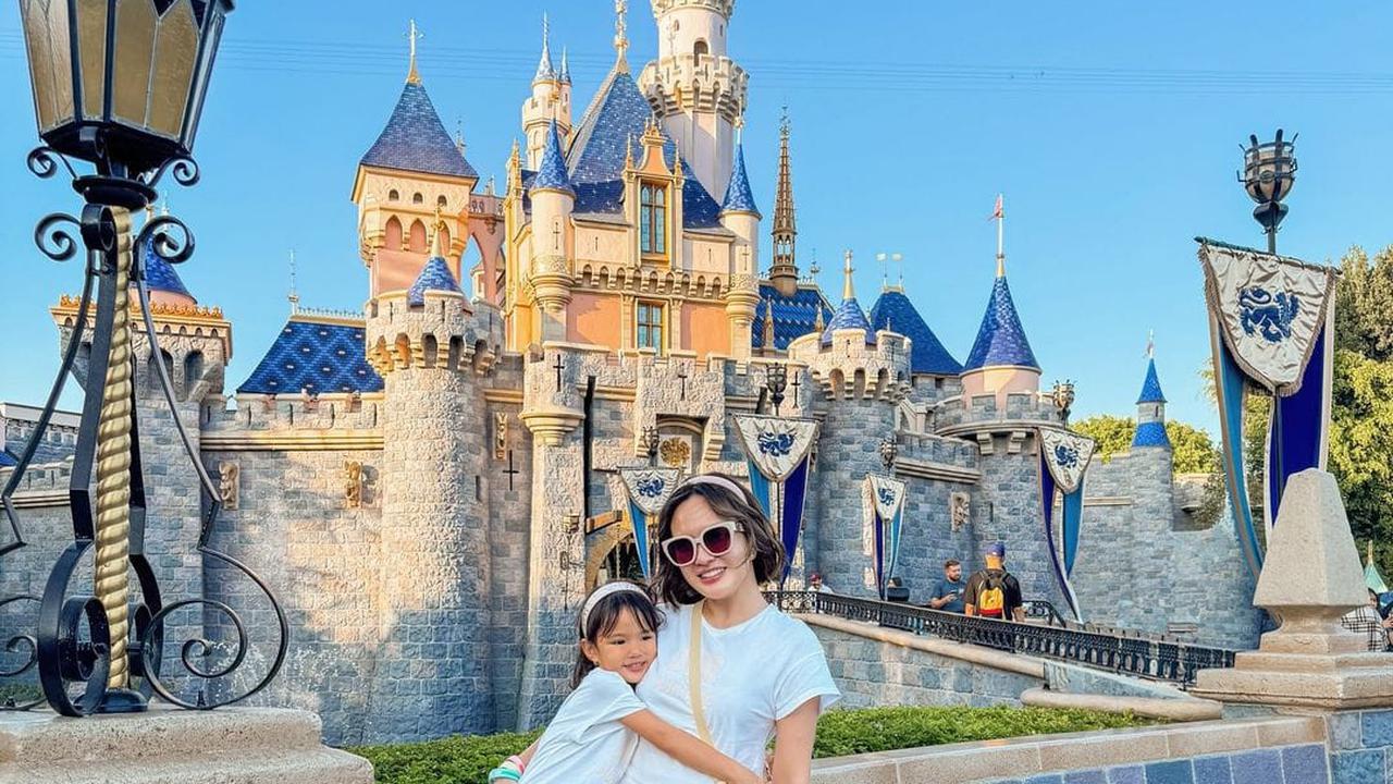 7 Potret Sandy Aulia dengan Aura Single Mom Cantik Berkelas