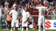 Ekspresi Francesco Totti (kiri) dan rekan-rekannya saat kemasukan gol pada laga melawan Torino dalam lanjutan Serie A Italia di Stadion "Grande Torino" (Olimpico), Turin (25/9/2016). (AFP/Marco Bertorello)