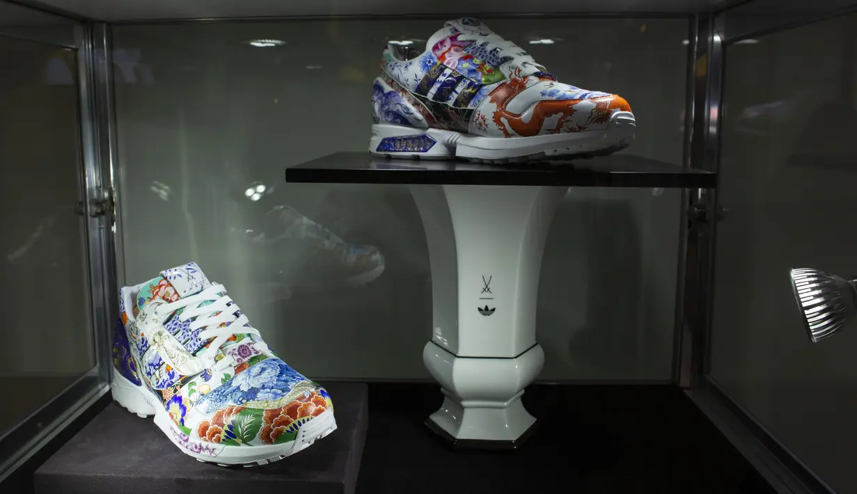Sepatu kets unik kolaborasi Adidas dan produsen porselen Meisse bernama Porcelain ZX8000 dipajang saat pratinjau di rumah lelang Sotheby di New York City pada 4 Desember 2020. Sepatu yang akan dilelang bulan ini diperkirakan terjual dengan nilai hingga 1 juta dollar AS. (Kena Betancur/AFP)