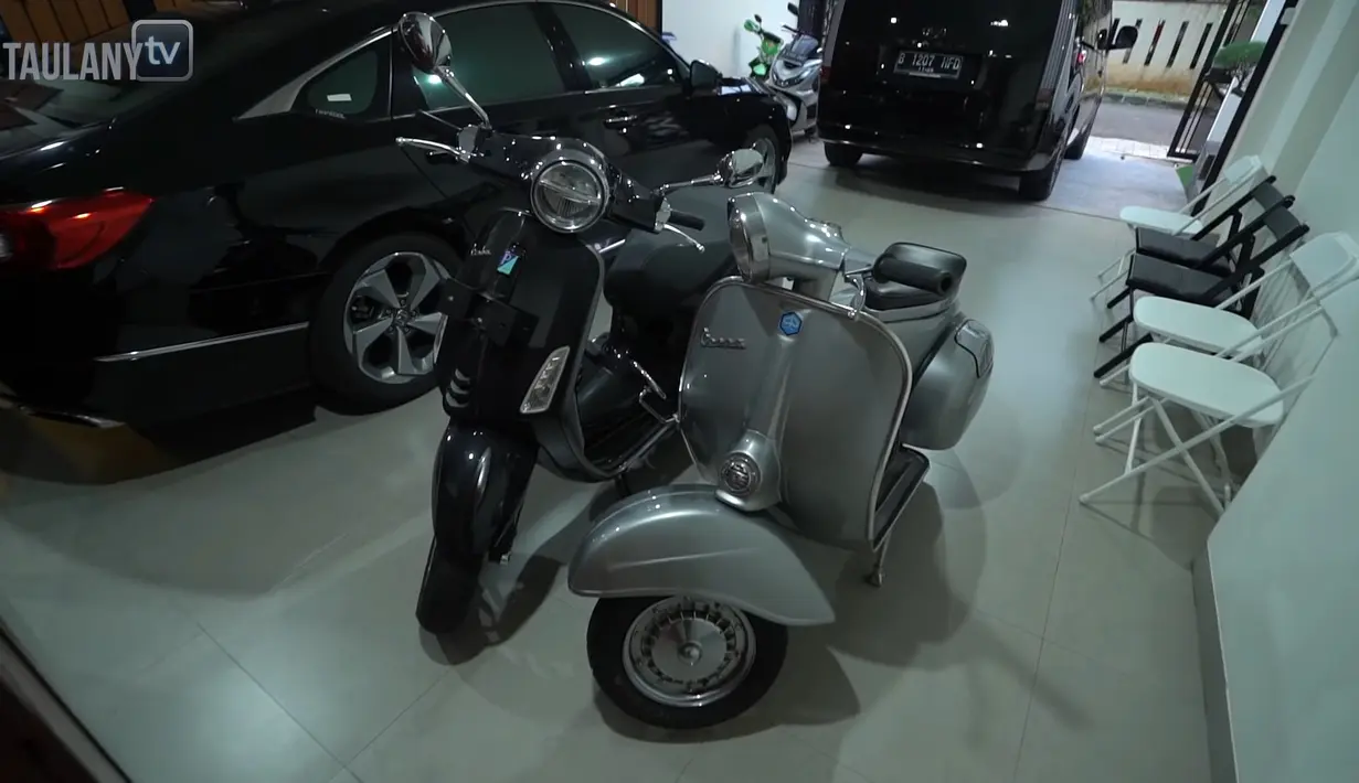 Masuk ke garasi, sudah berjajar kendaraan kesayangan Surua. Mulai dari mobil sedan hingga vespa klasik terpakir rapi. (YouTube Taulany TV)