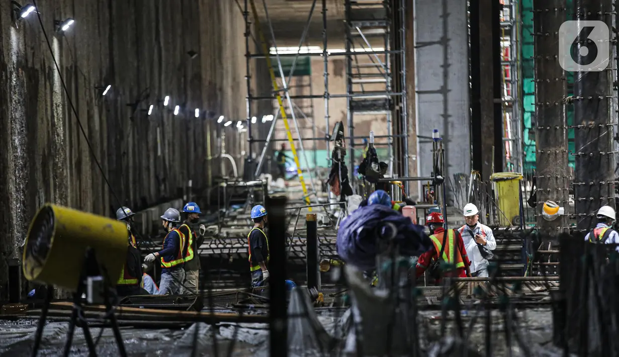 <p>Aktivitas pekerja saat menyelesaikan pembangunan proyek MRT Fase 2 Monas, Jakarta, Selasa (20/9/2022). Pembangunan Fase 2 merupakan proyek strategis nasional yang terdiri dari dua tahap, yaitu Fase 2A dan Fase 2B. (Liputan6.com/Faizal Fanani)</p>