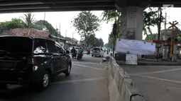 Kendaraan melintas di jalan Tanjung Barat, Jakarta Selatan, Jumat (16/7). Dinas Perhubungan dan Transportasi DKI Jakarta menutup permanen perlintasan sebidang di Tanjung Barat untuk mengurangi kemacetan di jalur tersebut. (Liputan6.com/Yoppy Renato)