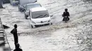 Beberapa kendaraan nekat menerobos banjir di Jl.Pemuda, Taman Ria Senayan demi mencapai tujuannya, Jakarta, Jumat (30/5/2014) (Liputan6.com/Faizal Fanani)