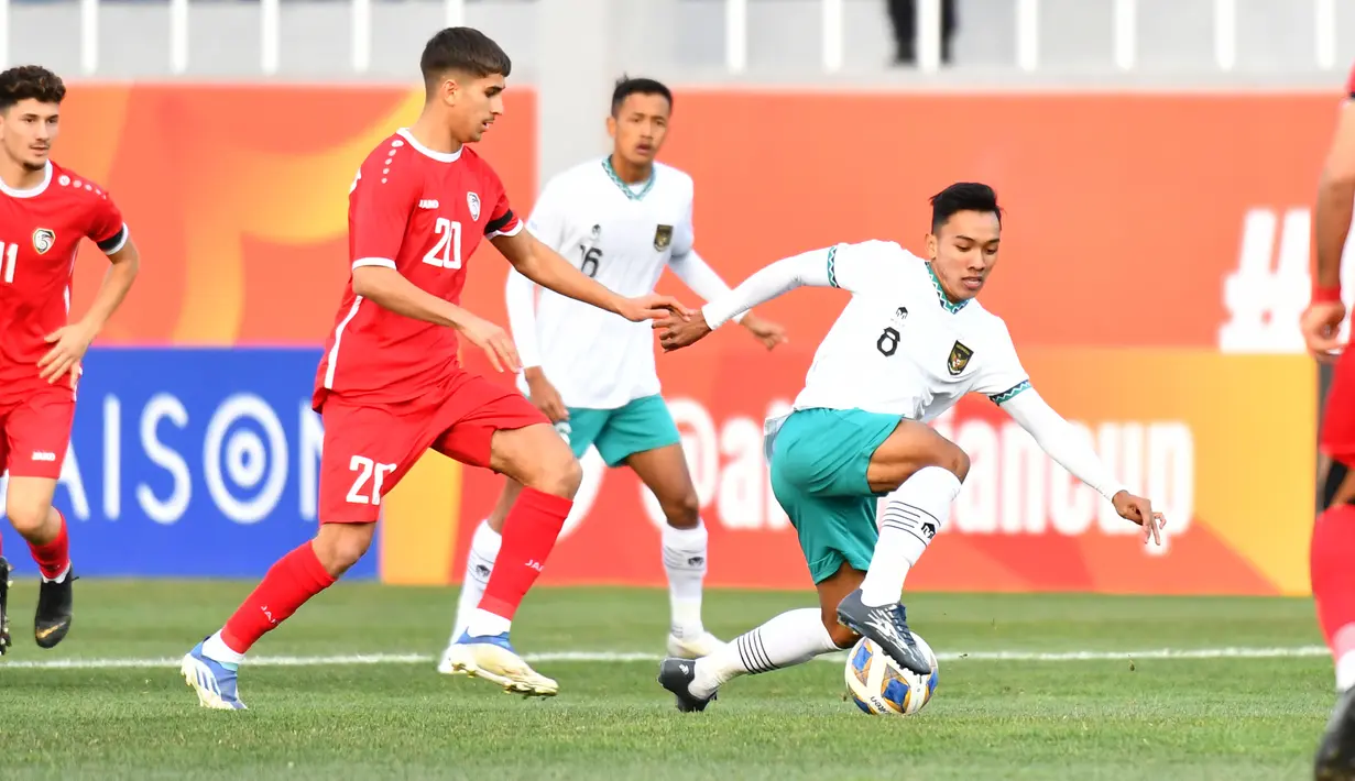 <p>Pemain Timnas Indonesia U-20, Arkhan Fikri (kanan) berebut bola dengan pemain Suriah U-20, Mustafa Abdullatif pada laga matchday kedua Grup A Piala Asia U-20 2023 di Lokomotiv Stadium, Tashkent, Uzbekistan, Sabtu (4/3/2023). (AFC/Adam Aidil)</p>