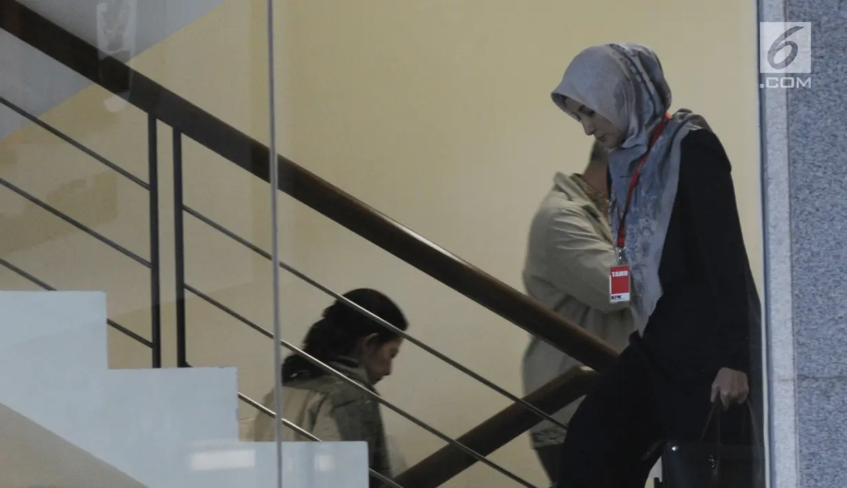 Artis Inneke Koesherawati menaiki tangga menuju ruang pemeriksaan di Gedung KPK, Jakarta, Selasa (24/7). Inneke akan diperiksa sebagai saksi dalam kasus dugaan suap narapidana terhadap pejabat di Lapas Sukamiskin, Bandung. (Merdeka.com/Dwi Narwoko)