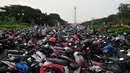 Ratusan sepeda motor memenuhi salah satu pelataran pintu masuk Monumen Nasional, Jakarta, (30/7/2014). (Liputan6.com/Johan Tallo)