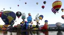 Aneka ragam bentuk balon udara dalam acara Festival Balon Internasional ke-XV di Metropolitan Park di Leon, negara bagian Guanajuato, Meksiko (20/11). Ribuan warga menyaksikan balon-balon udara yang diterbangkan pada pagi hari. (AFP/STR)