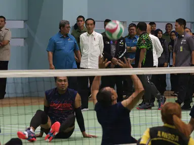Presiden Joko Widodo meninjau sesi latihan atlet Asian Para Games di Arena GBK, Jakarta, Kamis (27/9). Ada tiga cabang olahraga yang latihannya di tinjau Jokowi, yakni olahraga menembak, bola voli duduk dan Lawn ball. (Merdeka.com/Imam Buhori)
