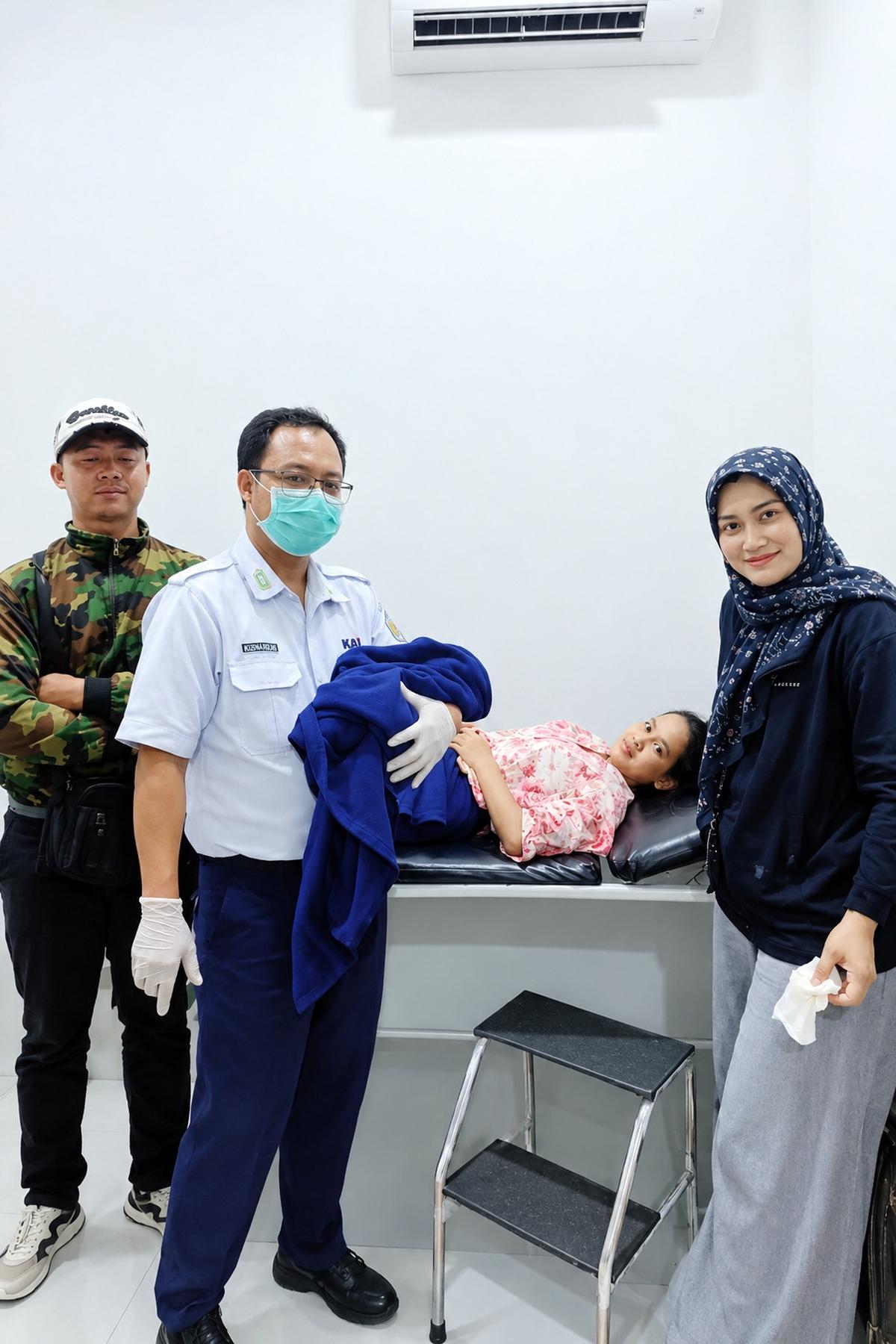 Persalinan ibu melahirkan di KA Sangkuriang. (merdeka.com/istimewa)