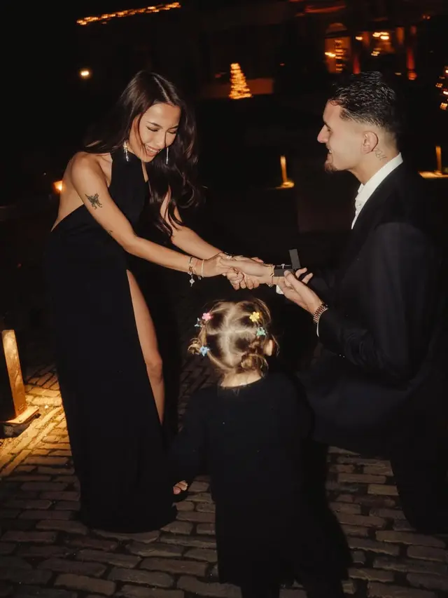 Jennifer Coppen saat Dilamar Justin Hubner pakai dress hitam. [@jennifercoppenreal20]