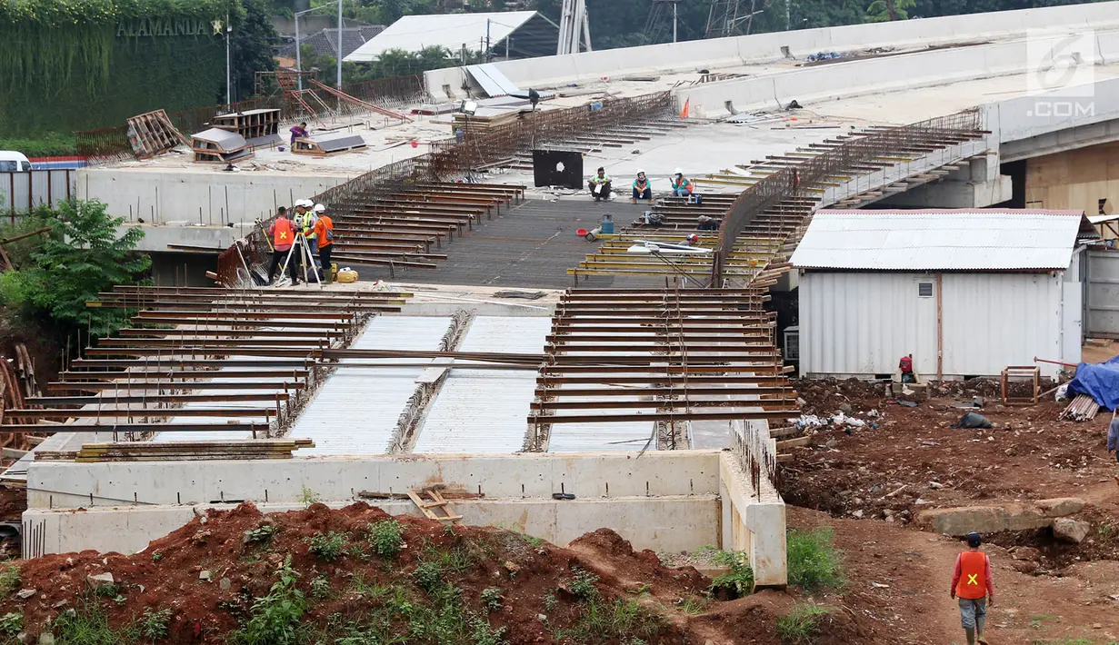Suasana pembangunan proyek Tol Depok - Antasari (Desari) di TB Simatupang, Jakarta, Jumat (14/7). Jalan Tol Depok-Antasari ini ditargetkan beroperasi pada penghujung tahun 2017. (Liputan6.com/Immanuel Antonius)