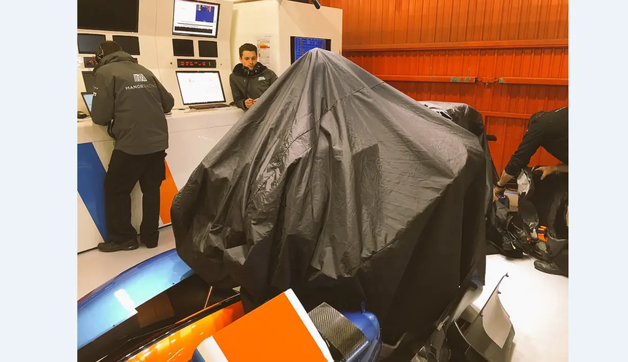 Mobil MRT05 sasis kedua yang akan dikendarai Rio Haryanto pada tes pramusim kedua F1 2016 di Sirkuit Catalunya, Barcelona, Spanyol, Selasa (1/3/2016). (Bola.com/Instagram/Manorracing)