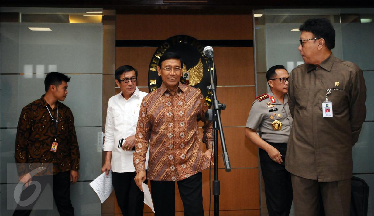 Menkopolhukam Wiranto (tengah) bersama Menkumham, Mendagri dan Kapolri jelang memberikan pernyataan di Jakarta, Senin (8/5). Wiranto mengumumkan pembubaran organisasi masyarakat Hizbut Tahrir Indonesia (HTI). (Liputan6.com/Helmi Fithriansyah)