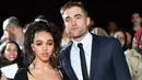 Pasangan Rober Pattinson dan FKA Twigs memang jarang terdengar di hadapan publik. Namun keduanya menjalani kehidupan mereka dengan damai dan tak mengumbarnya di keramaian. (AFP/Bintang.com)