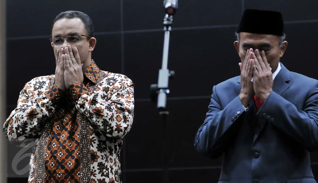 Mendikbud yang baru Muhadjir Effendy (kanan) bersama mantan Mendikbud Anies Baswedan saat serah terima jabatan di Jakarta, (27/7). Muhadjir Effendy resmi menggantiikan Anies Baswedan sebagai Menteri Pendidikan dan Kebudayaan. (Liputan6.com/JohanTallo)