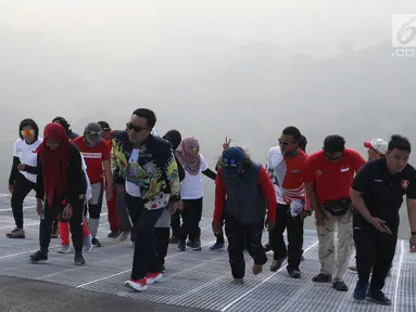Menpora Imam Nahrawi (tengah) meninjau kesiapan venue Paralayang di kawasan Puncak, Cianjur, Jawa Barat, Kamis (26/7). Selain meninjau kesiapan venue, Menpora juga melihat latihan atlet paralayang Indonesia. (Liputan6.com/Helmi Fithriansyah)