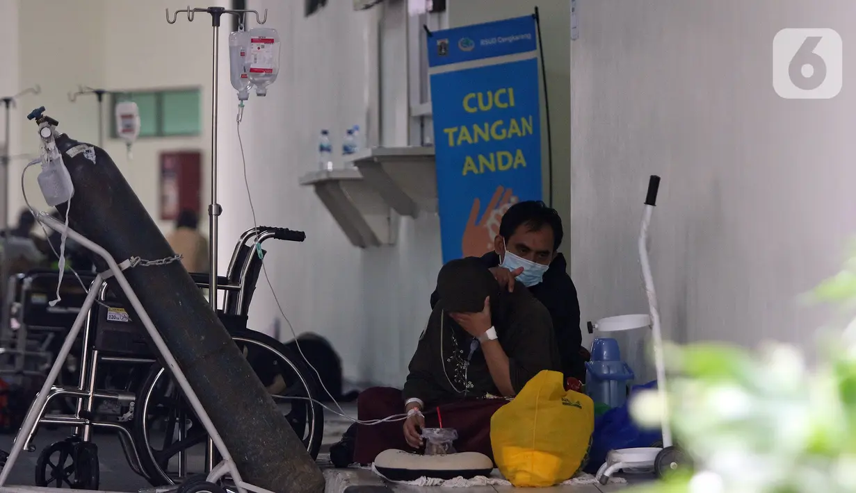 Pasien dirawat di IGD RSUD Cengkareng, Jakarta, Rabu (23/6/2021). Meningkatnya kasus COVID-19 di Jakarta membuat pasien harus mengantre di luar IGD untuk mendapatkan tempat perawatan. (Liputan6.com/Herman Zakharia)