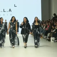 Momentum menjadi tahapan penting dalam kehidupan manusia. Terinspirasi dari hal tersebut, maka K.A.L.A Studio hadirkan koleksi bernuansa monokrom yang berkolaborasi dengan seniman motion graphic, Isha Hening. [Foto: Dok. Istimewa]