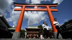 Pemandangan torii (gerbang masuk) ke Kuil Ikuta terlihat di pusat Kobe (5/10/2019). Kuil, dengan sejarah lebih dari 1.800 tahun ini dikatakan sebagai salah satu kuil tertua di Jepang. (AFP Photo/Monteforte)