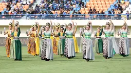 Sejumlah penari mementaskan tari tradisional saat upacara pembukaan Piala Presiden 2024 yang berlangsung di Stadion Si Jalak Harupat, Bandung, Jumat (19/07/2024) WIB. (Bola.com/Bagaskara Lazuardi)
