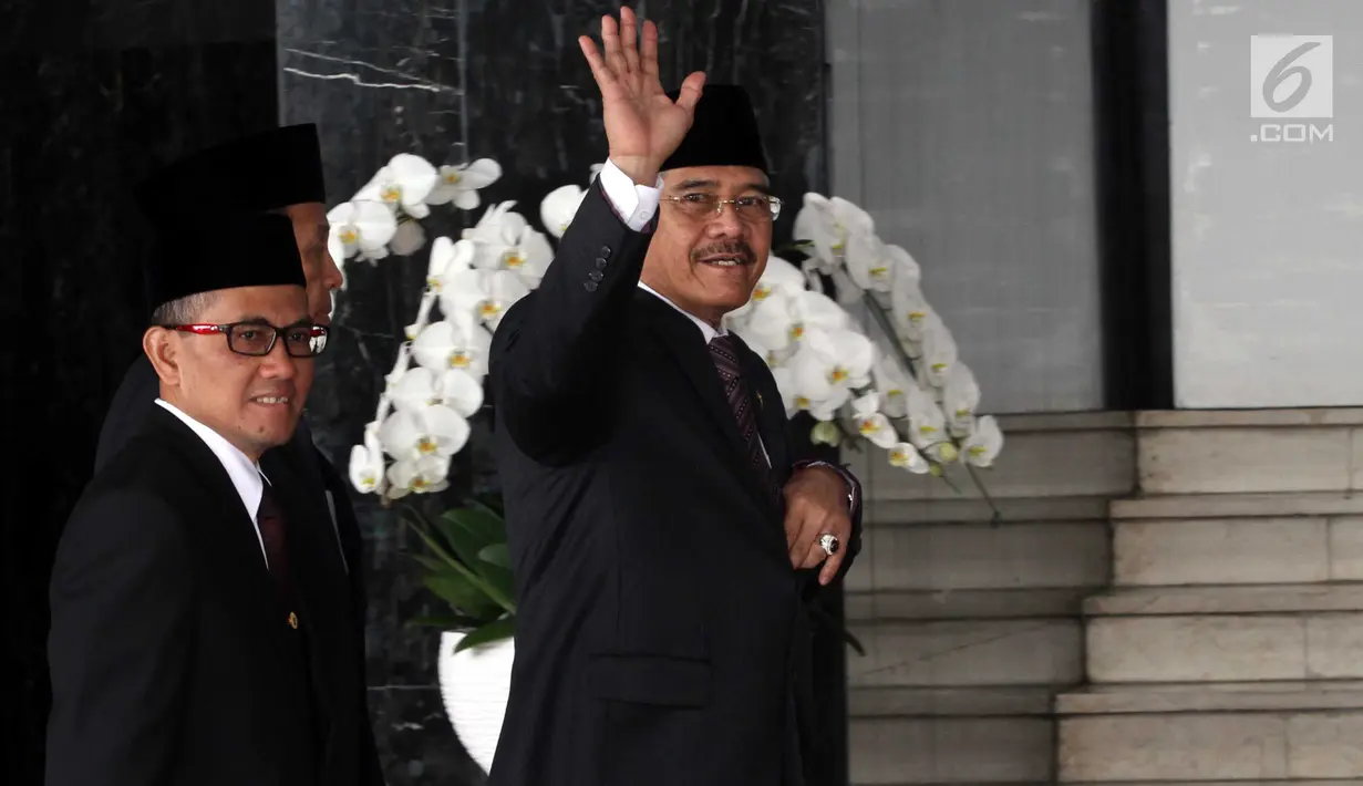 Ketua Mahkamah Agung ( MA) Muhammad Hatta Ali tersenyum saat tiba menghadiri  Sidang Tahunan MPR, DPR dan DPD di Kompleks Parlemen, Senayan, Jakarta, Kamis, (16/8). Tema sidang tahunan kali ini Bhinneka Tunggal Ika. (Liputan6.com/Johan Tallo)