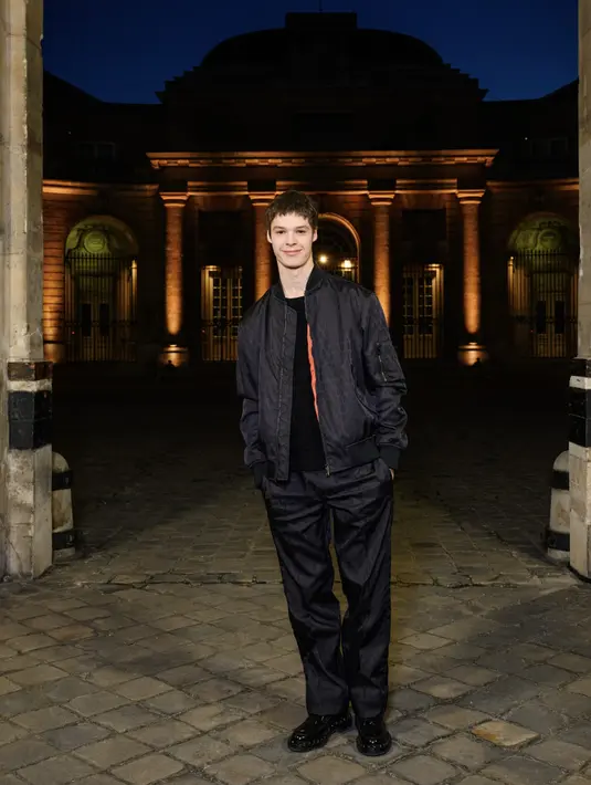 Menghadirkan gaya bomber sempurna, aksen sentuhan warna pop membuat tampilan jadi istimewa. [Foto: Valentino]