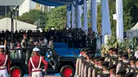 Presiden Prabowo Subianto menjadi inspektur upacara Hari Ulang Tahun (HUT) ke-79 Bhayangkara yang diselenggarakan di Monumen Nasional (Monas), Jakarta Pusat, Selasa (1/7/2025). Dia turut melakukan inspeksi pasukan bersama Kapolri Jenderal Listyo Sigit Prabowo. (Liputan6.com/Nanda Perdana Putra)