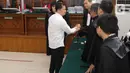 AKBP Arif Rahman Arifin, Arifin Rohim berjabat tangan dengan kuasa hukumnya usai menjalani sidang vonis di Pengadilan Negeri Jakarta Selatan, Kamis (23/2/2023). Hakim menjatuhkan vonis pidana penjara 10 bulan terhadap Arif dan pidana denda sebesar Rp 10 juta subsider 3 bulan kurangan. (Liputan6.com/Herman Zakharia)