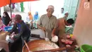 Takmir Masjid Pekojan Semarang sibuk mempersiapkan menu buka bersama berupa bubur India di Serambi Masjid Pekojan,  Jumat (17/5/2019). Tradisi ini berjalan sudah ratusan tahun dan menjadi rujukan kaum dhuafa di sekitar masjid untuk buka puasa. (Liputan6.com/Gholib)