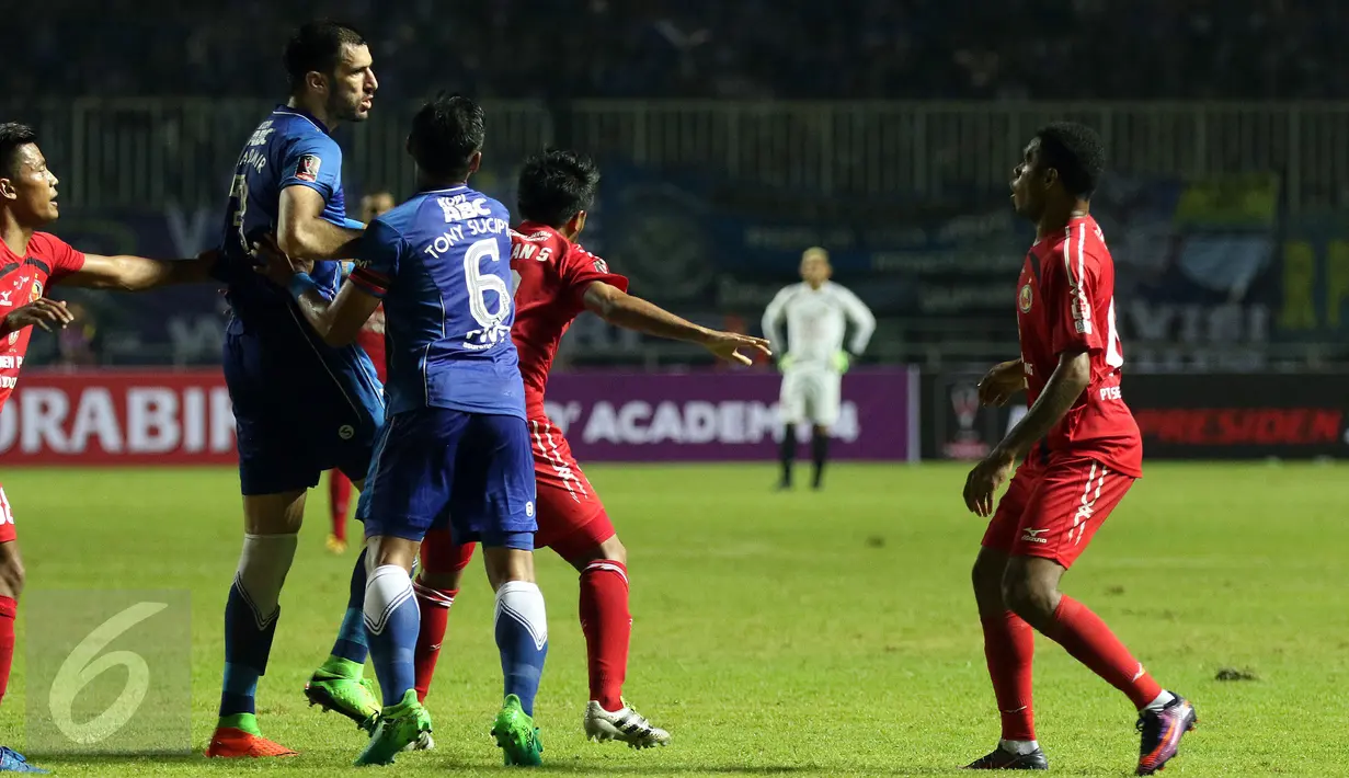Bek Persib Vladimir Vujovic (kiri) bersitegang dengan pemain Semen Padang, Vendry Mofu saat laga perebutan tempat ketiga Piala Presiden 2017 di Stadion Pakansari, Kab Bogor, Sabtu (11/3). Persib menang 1-0. (Liputan6.com/Helmi Fithriansyah) 