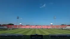 Kondisi Stadion I Wayan Dipta di Gianyar, Bali, Rabu (5/8/2026), sehari menjelang laga final Piala Presiden 2026. Hamparan rumput hijau yang terawat berpadu dengan langit biru cerah menambah kemegahan stadion yang akan menjadi arena final Persebaya Surabaya melawan Persib Bandung serta perebutan tempat ketiga antara Persija Jakarta dan Arema FC. (KLY/Budy Santoso)