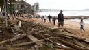 Warga melihat kondisi Pantai Utara Sydney yang rusak akibat badai (6/6/2016). Tiga orang dikabarkan tewas akibat cuaca buruk tersebut. (AFP Photo/William West)