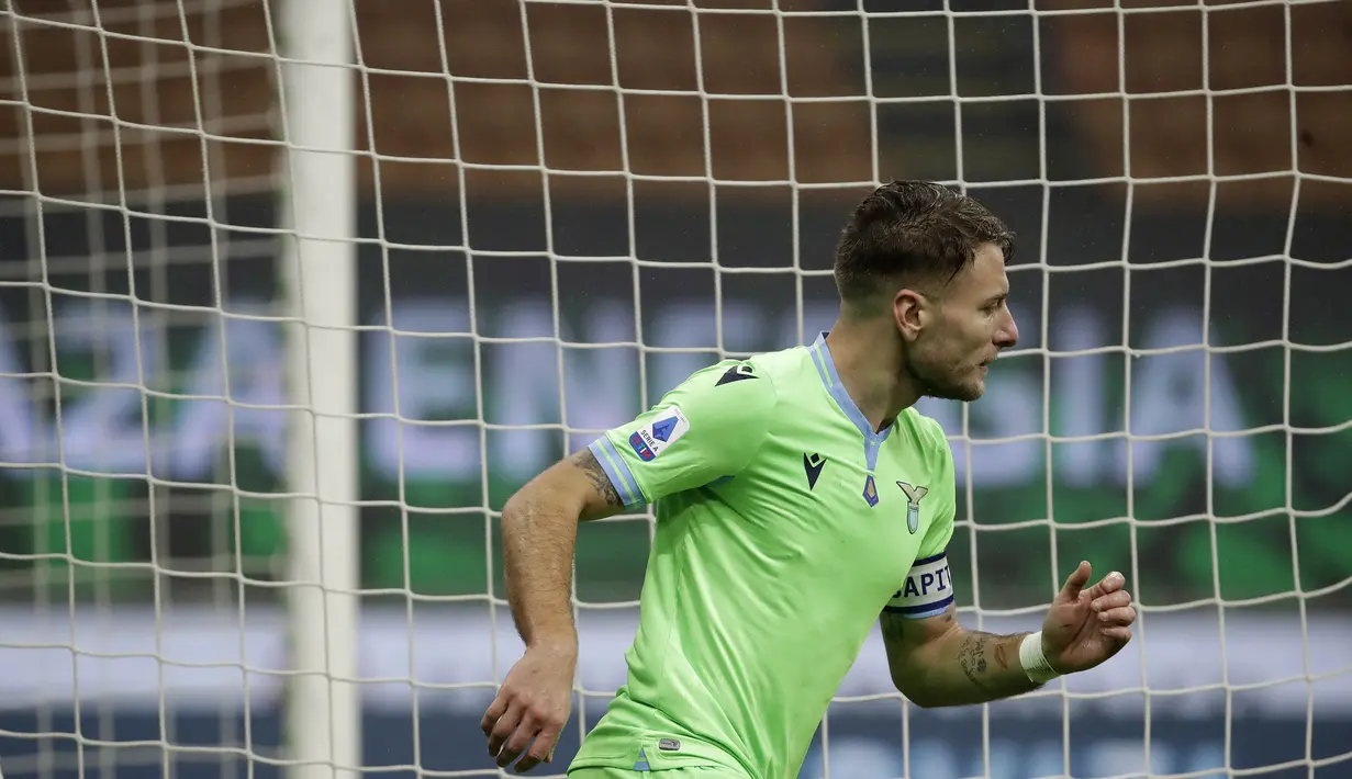Penyerang Lazio, Ciro Immobile berselebrasi usai mencetak gol ke gawang AC Milan pada pertandingan lanjutan Liga Serie A Italia di stadion San Siro, Italia, Kamis (24/12/2020). (AP Photo/Luca Bruno)