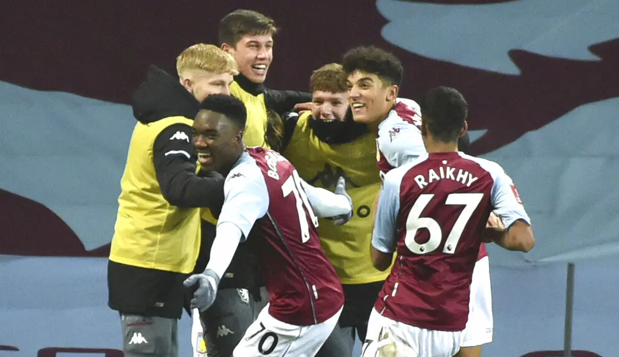 Para pemain Aston Villa merayakan gol Louie Barry ke gawang Liverpool pada pertandingan putaran ketiga Piala FA di Stadion Villa Park, Birmingham, Inggris, Jumat (8/1/2021). Liverpool menang 4-1 dengan Sadio Mane mencetak dua gol. (AP Photo/Rui Vieira)