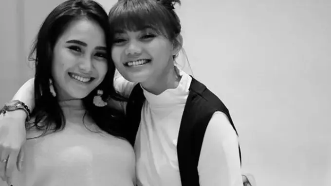 [Bintang] Rina Nose dan Ayu Ting Ting