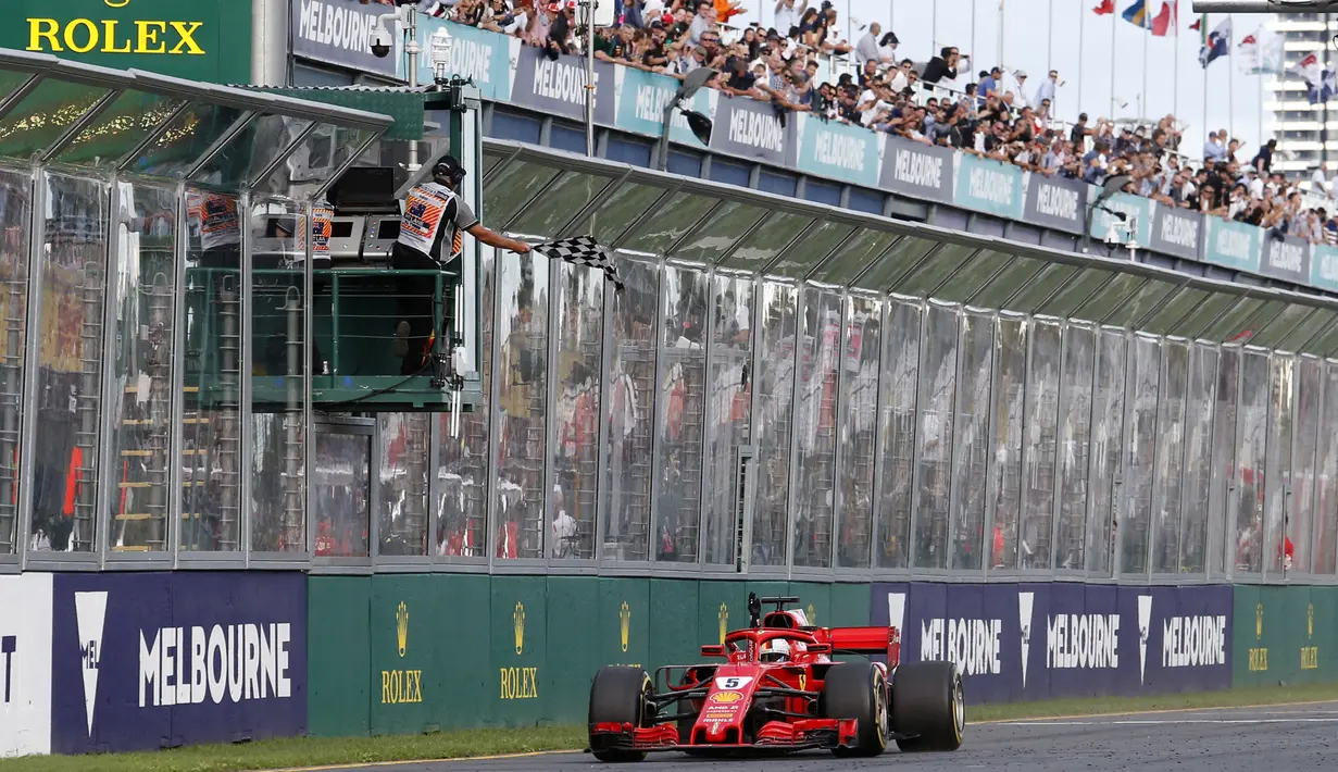 Pebalap Ferrari, Sebastian Vettel menjadi terdepan pada balapan perdana F1 GP Australia di Sirkuit Albert Park, Melbourne, Minggu (25/3/2018). Vettel memenangi balapan dengan selisih 5,036 detik dari Hamilton. (AP/Asanka Brendon)