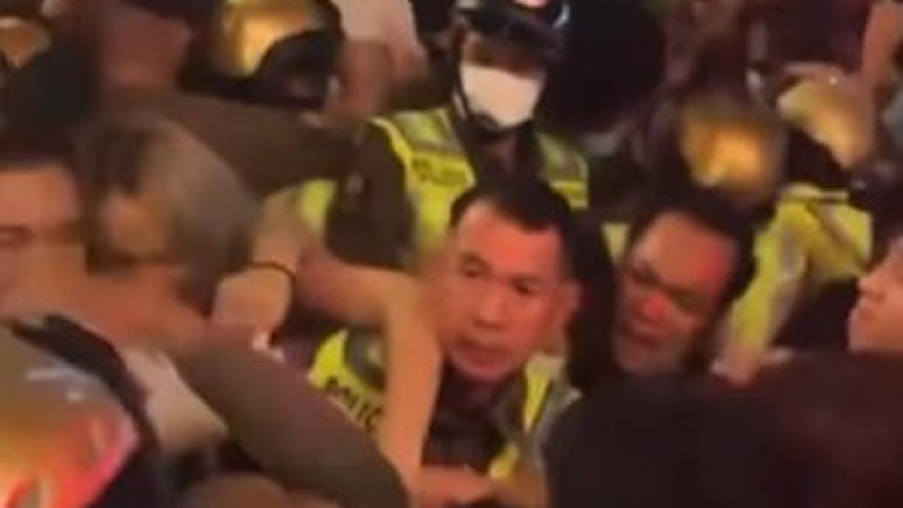 Bukan geng motor atau preman, geng yang terlibat kericuhan tersebut justru geng waria atau ladyboy yang berasal dari dua negara yang berbeda yaitu Thailand dan Filipina.
