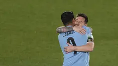 Penyerang Argentina Lionel Messi dan penyerang Uruguay Luis Suarez berpelukan sebelum laga Kualifikasi Piala Dunia 2022 Zona Amerika Selatan di Monumental stadium, Senin (11/10/2021) pagi WIB. Duel ini menjadi momen reuni dua mantan pemain Barcelona, Messi dan Suarez. (AP Photo/Natacha Pisarenko)