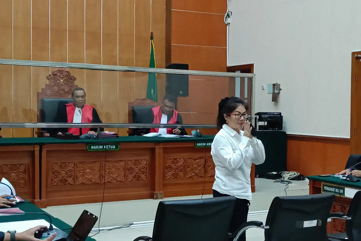 Terdakwa Linda Pujiastuti alias Anita saat menghadiri sidang kasus Narkoba yang menjerat Irjen Teddy Minahasa.