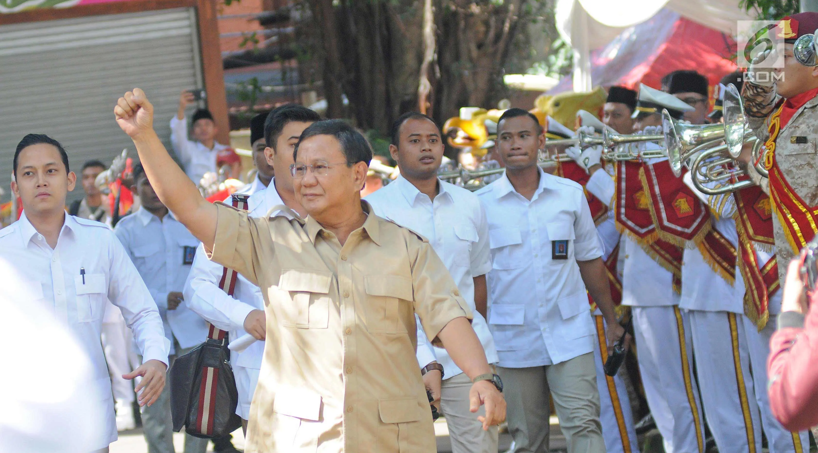 Ketua Dewan Pembina Partai Gerakan Indonesia Raya (Gerindra), Prabowo Subianto saa menghadiri acara Hari Ulang Tahun ke-10 Tahun yang digelar di kantor Dewan Pimpinan Pusat (DPP) Partai Gerindra, Jakarta, Sabtu (10/2). (Liputan6.com/Herman Zakharia)