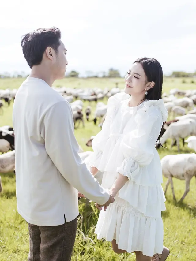 Potret Prewedding Jessica Jane dengan Gaya Cottagecore di Padang Rumput Bersama Kumpulan Domba