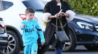 Kai Rooney saat mengenakan jersey Tottenham Hotspur sambil ditemani ibunya, Coleen Rooney. (The Sun)