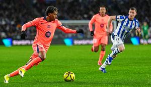 Pemain Barcelona Lamine Yamal (kiri) beraksi pada laga La Liga/Liga Spanyol antara Real Sociedad vs Barcelona di San Sebastian, Spanyol, Minggu, 18 Januari 2026. (AP Photo/Miguel Oses)