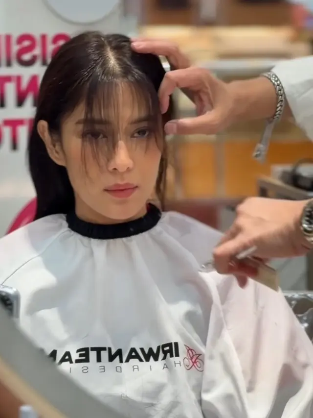 Dian Sastrowardoyo saat potong poni. [@warisirwanteam]