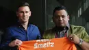 Shane Smeltz (kiri) berfoto bersama Presiden klub PBFC, Nabil Husein Said Amin usai penandatanganan kontrak di Jakarta, Selasa (11/4). Shane Smeltz berstatus marquee player dan dikontrak oleh PBFC selama semusim. (Liputan6.com/Helmi Fithriansyah)