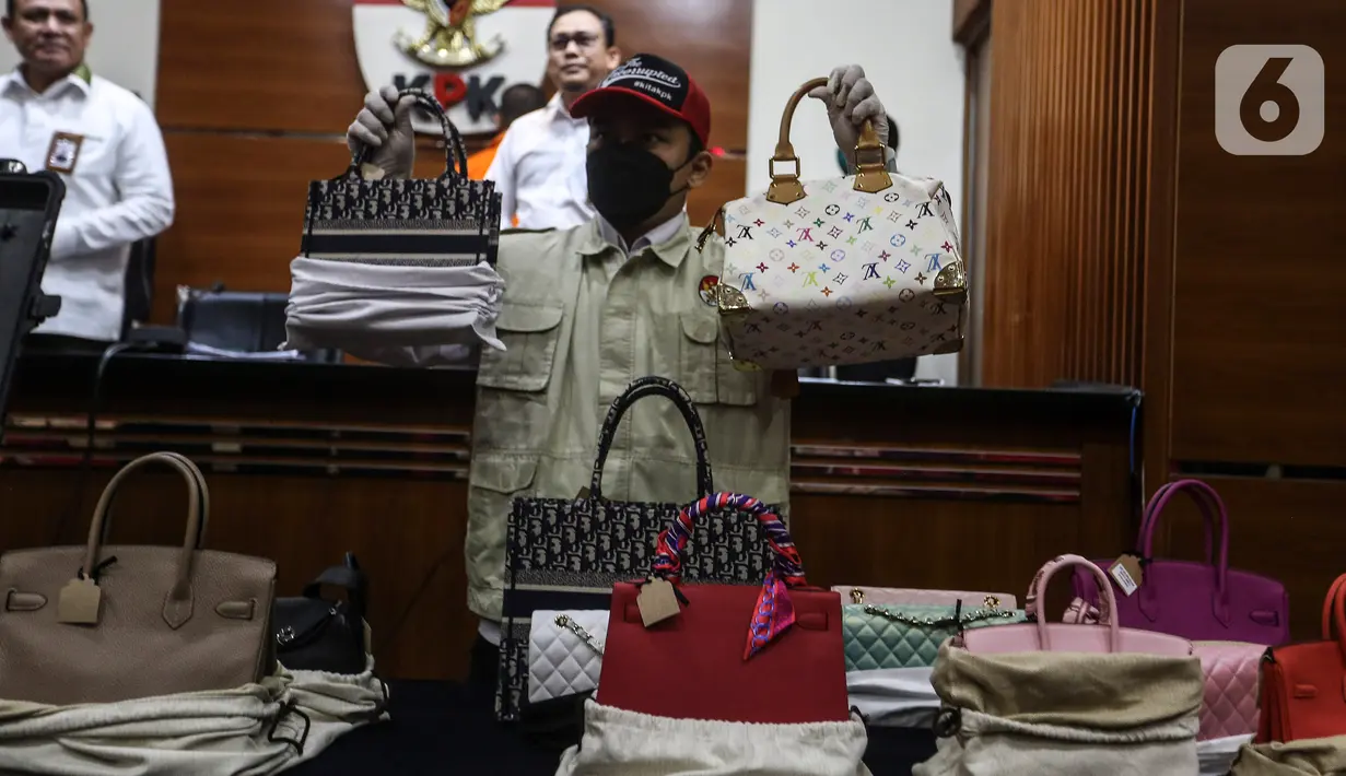 Di antaranya, bermerek Dior, Gucci, hingga Hermes. Sementara aset mewah lainnya, disimpan di dalam koper besar.  (Liputan6.com/Johan Tallo)