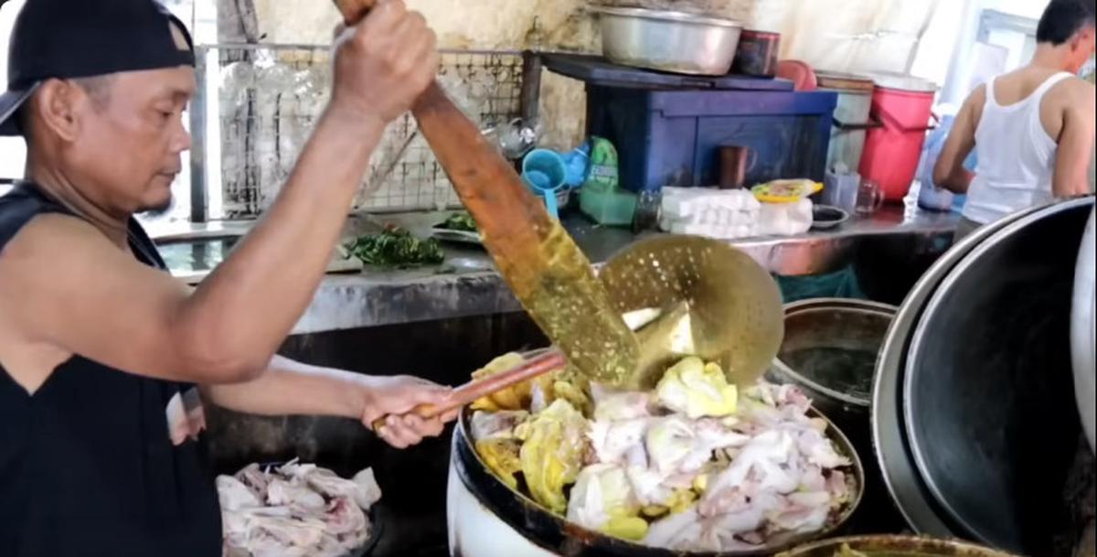 Pria Ini Sukses Jualan Ayam Kampung Goreng dalam Sehari Habiskan 400 Ekor dan Omzet Rp70 Juta