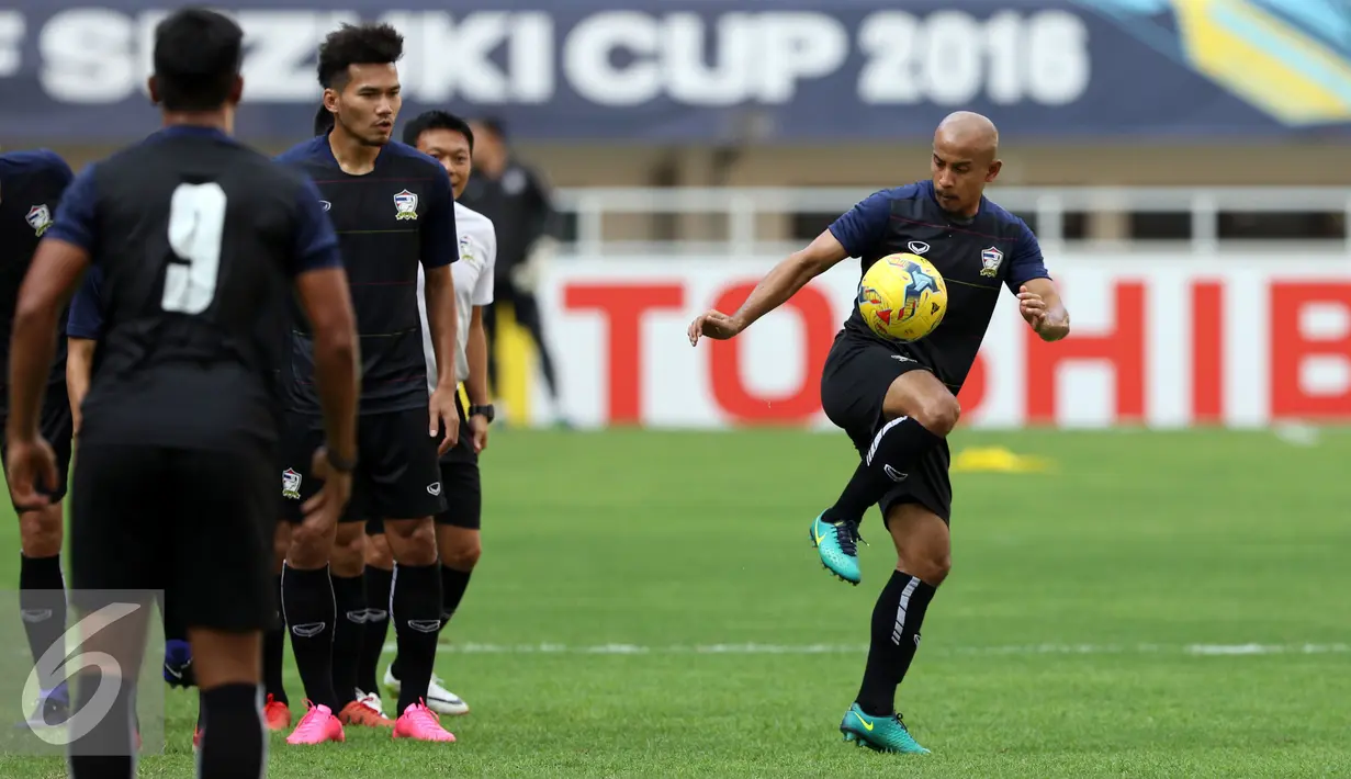 Pemain Timnas Thailand mengontrol bola saat latihan resmi di Stadion Pakansari, Bogor, Selasa (13/12). Thailand akan melakoni laga tandang final Piala AFF 2016 melawan Indonesia, Rabu (14/12). (Liputan6.com/Helmi Fithriansyah)