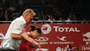 Tim medis membopong pebulutangkis Thailand, Ratchanok Intanon saat berlaga melawan Lindaweni Fanetri (Indonesia) di Total BWF Championships 2015 di Jakarta, Kamis (13/8/2015). Laga Intanon terhenti akibat cedera. (Liputan6.com/Helmi Fithriansyah)