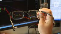 Pialang memeriksa kacamata saat tengah mengecek Indeks Harga Saham Gabungan (IHSG) di Jakarta, Kamis (9/9/2021). IHSG Bursa Efek Indonesia (BEI) pada Kamis sore ditutup menguat 42,2 poin atau 0,7 persen ke posisi 6.068,22 dipicu aksi beli oleh investor asing. (Liputan6.com/Angga Yuniar)